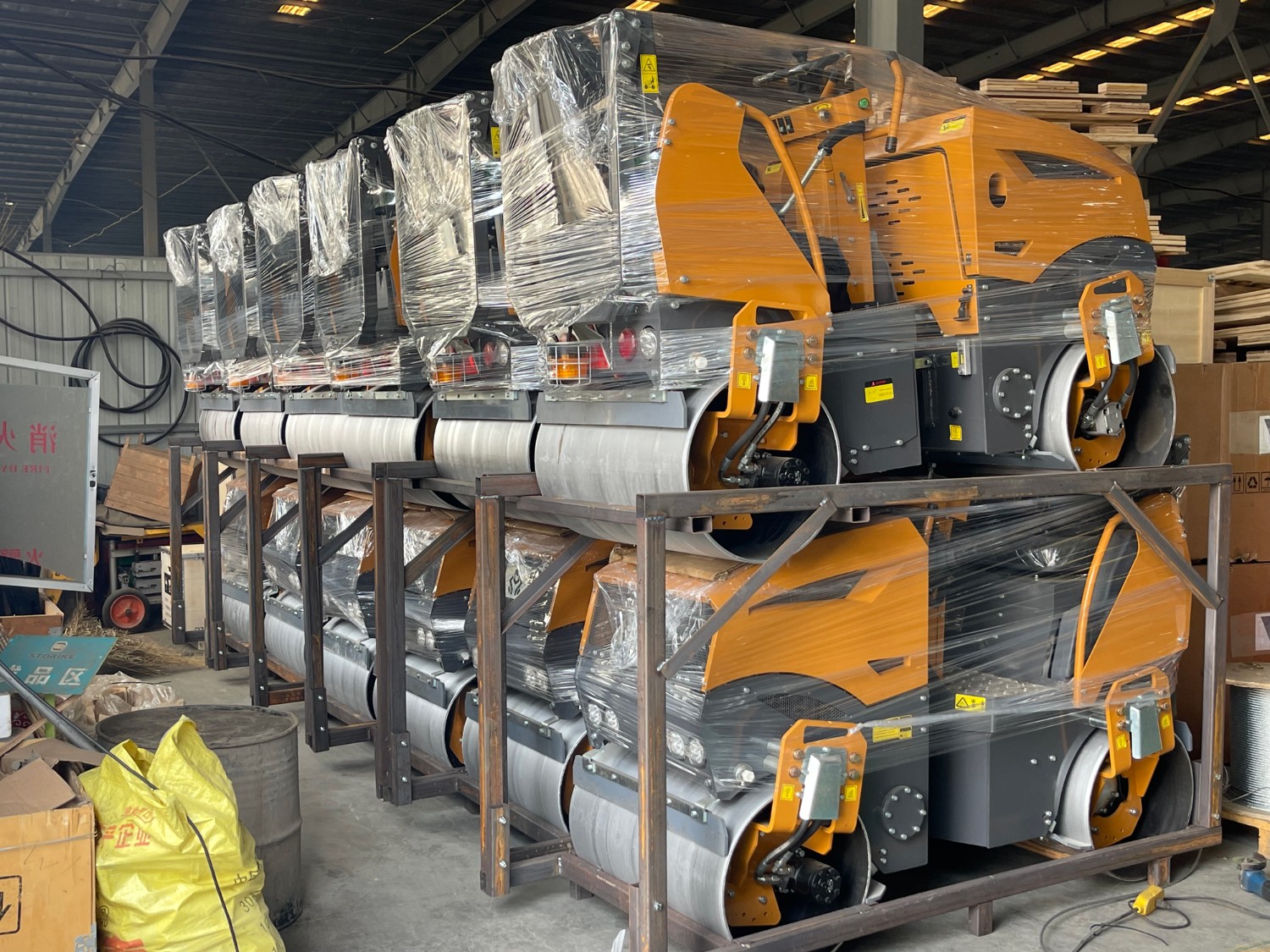 發(fā)往俄羅斯圣彼得堡20臺思拓瑞克雙鋼輪、鋼膠壓路機裝柜進行時···